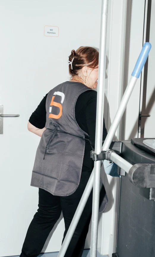 Agente Blanc SA with its cleaning trolley in a corridor